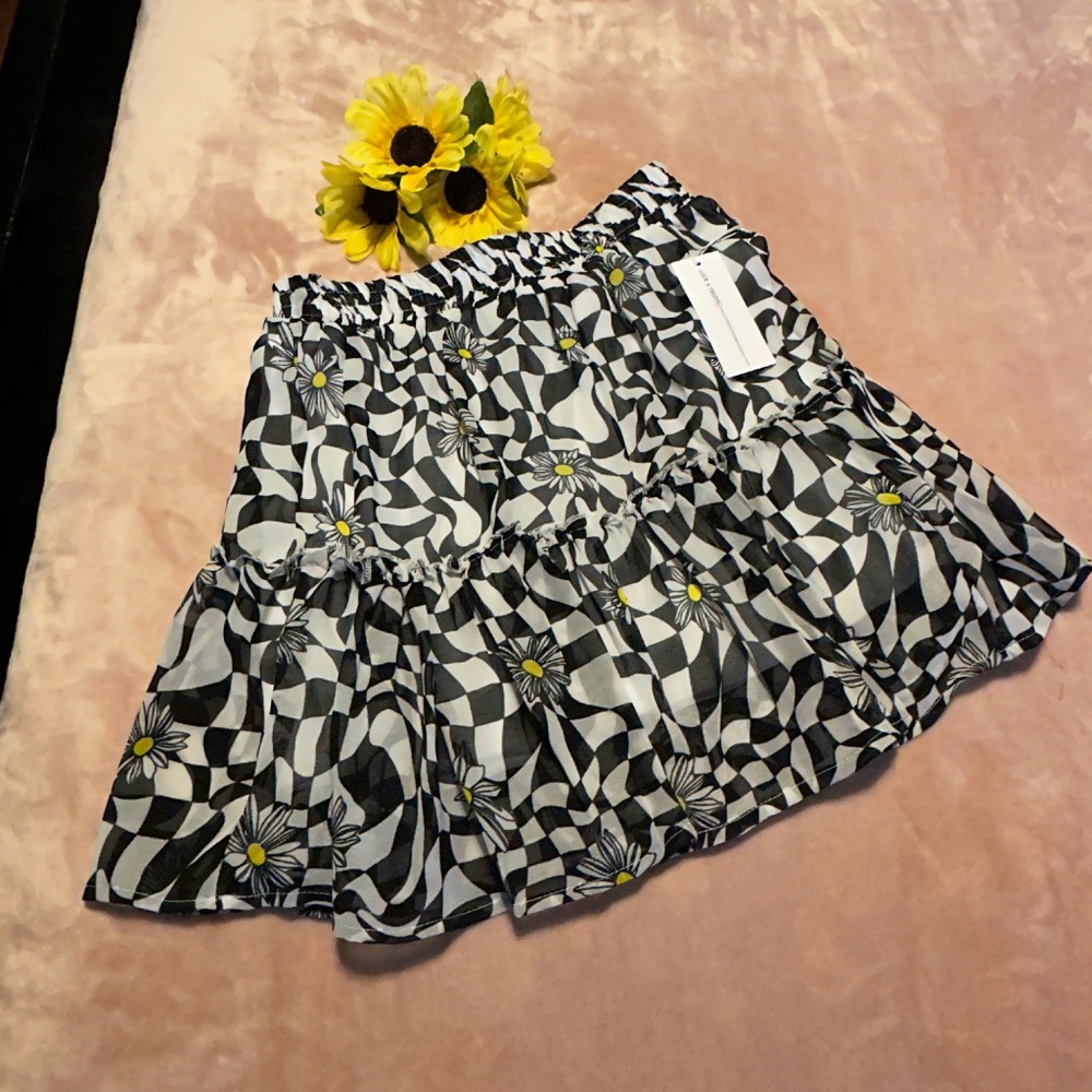 Live 4 Truth Tiered Ruffle Skirt Black & Yellow Daisy Junior Size Medium (NWT)